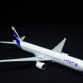 MINIATURA BOEING 777-300ER LATAM