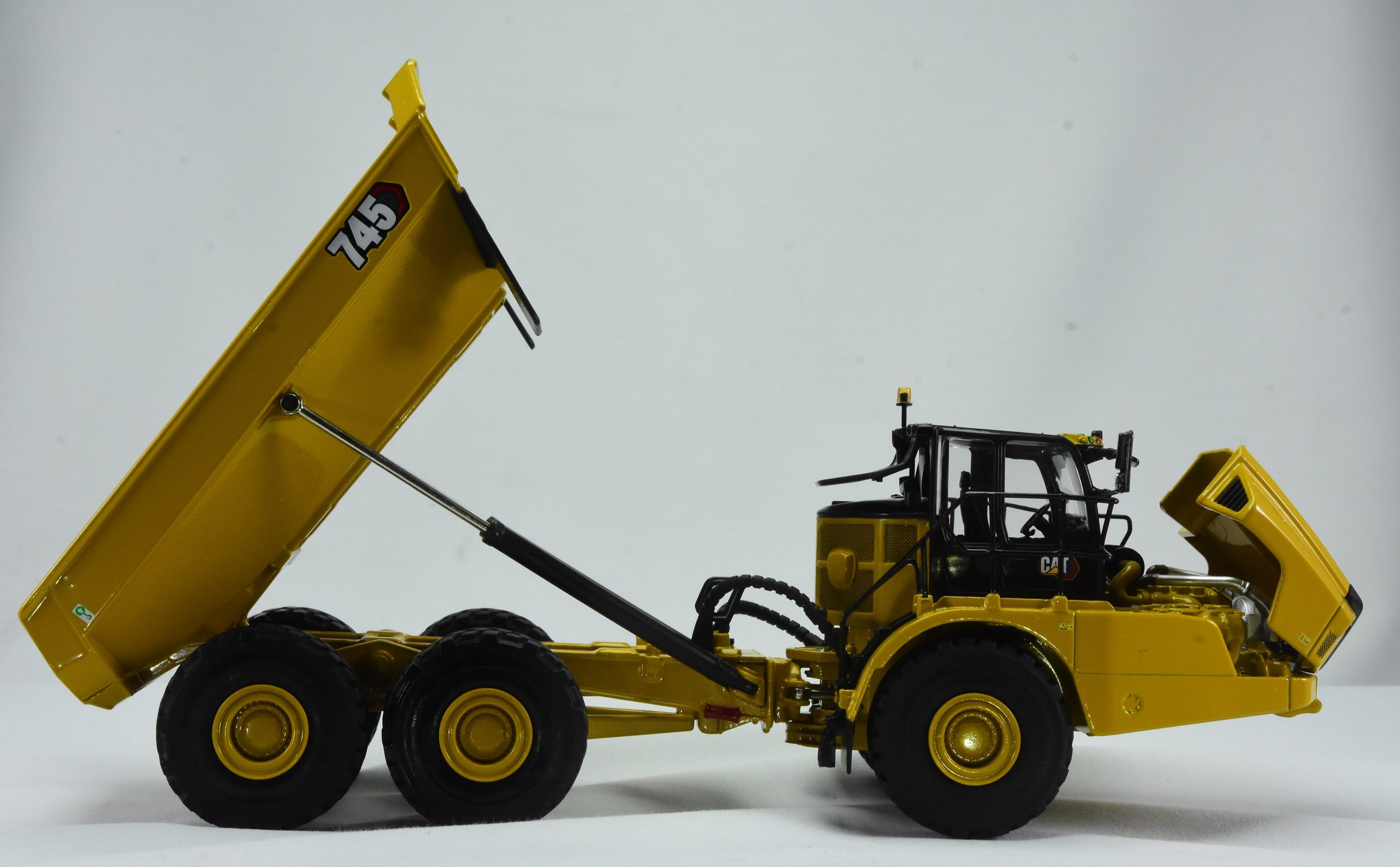 MINIATURA DIECAST CAMINHÃO ARTICULADO 745 CATERPILLAR M25004 *CONTROLE  REMOTO* - Minitractor - miniaturas de tratores, caminhoes, onibus (  Caterpillar, komatsu, Volvo, Liebher,  )